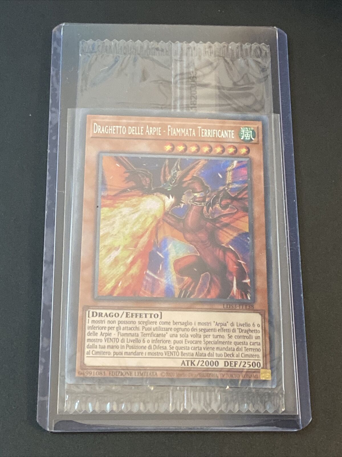 Yugioh – Drago Nero Dagli Occhi Rossi (Red-Eyes Black Dragon) – Secret Rare – 1a Edizione TEDESCO – In Toploader Ultra Pro – Set 2022 Tin