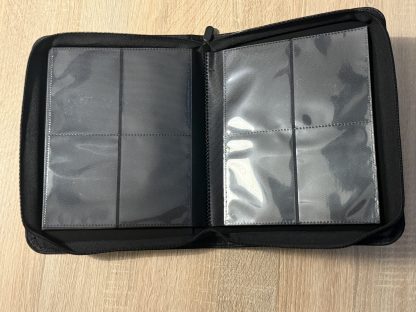 Album binder 4 tasche Per carte in toploader Nero con zip - immagine 4